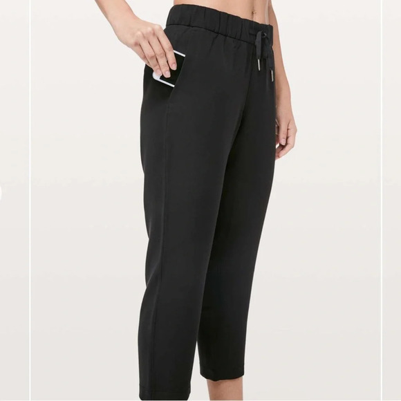 Lululemon On The Fly Crop *Woven 23” Pants -Black (4) - Picture 3 of 9